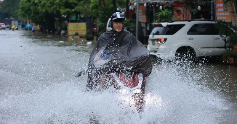 Cảnh ngập lụt tại một con phố ở Thịnh Liệt Hoàng Mai Hà Nội sau trận mưa lớn với xe cộ đi lại khó khăn
